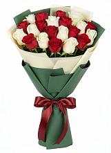 Букет Микс из красных и белых роз в Сафоново
