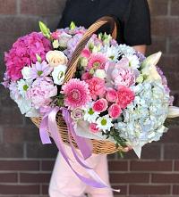 Композиция солнечный день в Сафоново Цветочная композиция из Розы, Хризантемы, Пионы и Лизиантусы в корзине в Сафоново
