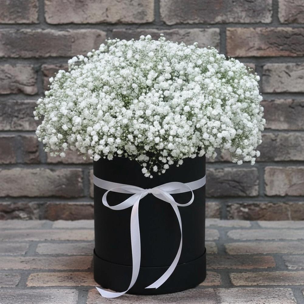 Цветочная композиция из Гипсофила в шляпной коробке в Сафоново