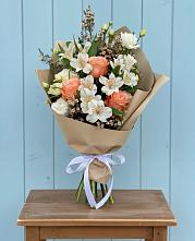 Букет цветов из:  Альстромерии, Лизиантусы, Розы и Хризантемы в Сафоново