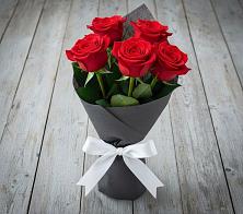Букет 5 Красных роз Эдлесс Лав в Сафоново