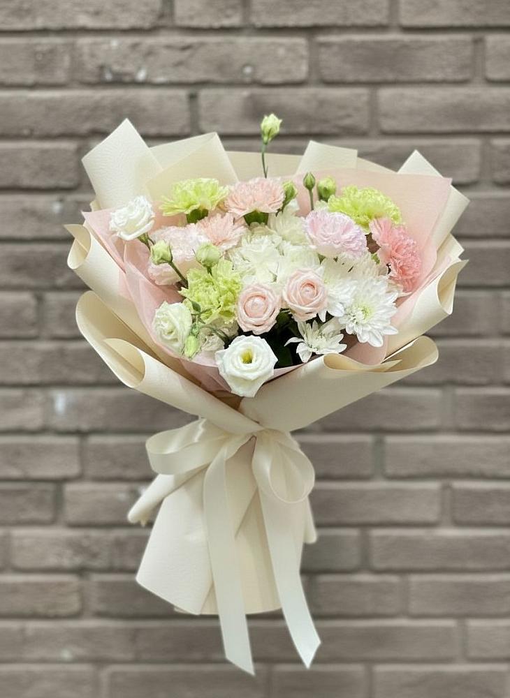 Букет цветов из: Гвоздики, Розы, Лизиантусы и Хризантемы в Сафоново