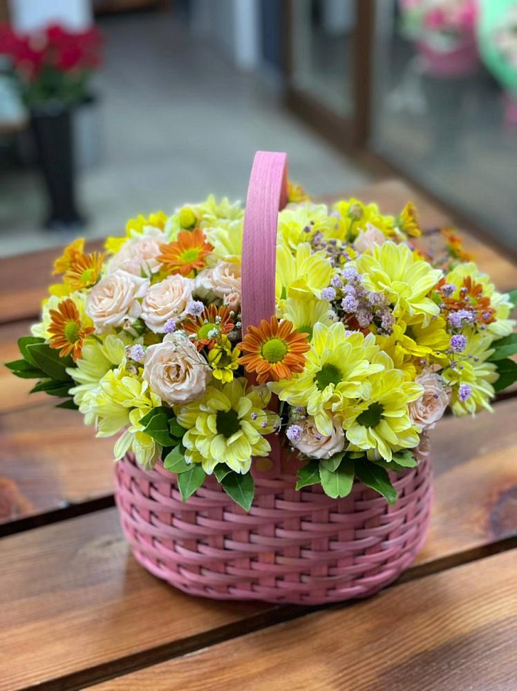 Цветочная композиция из Хризантемы и Розы в корзине в Сафоново