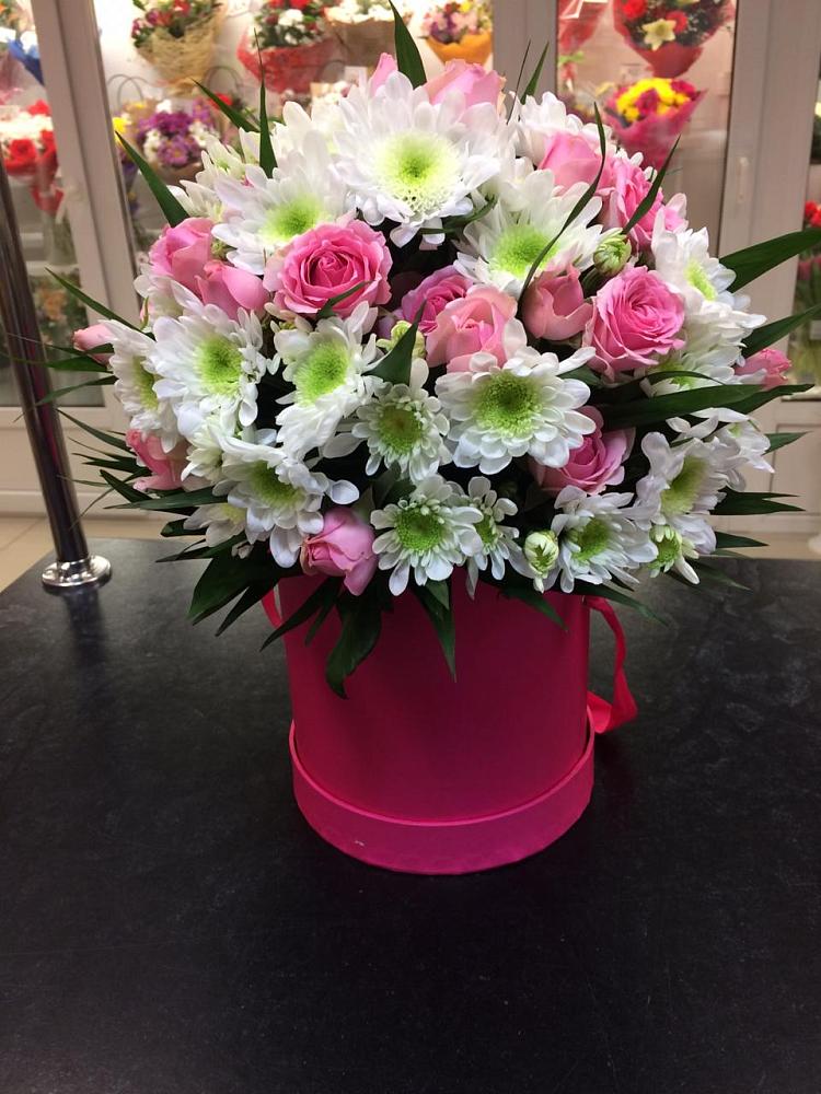 Цветочная композиция из Розы и Хризантемы в шляпной коробке в Сафоново