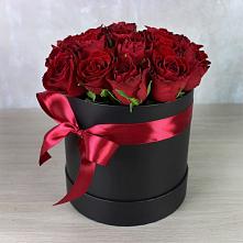 Цветочная композиция из Розы в шляпной коробке в Сафоново
